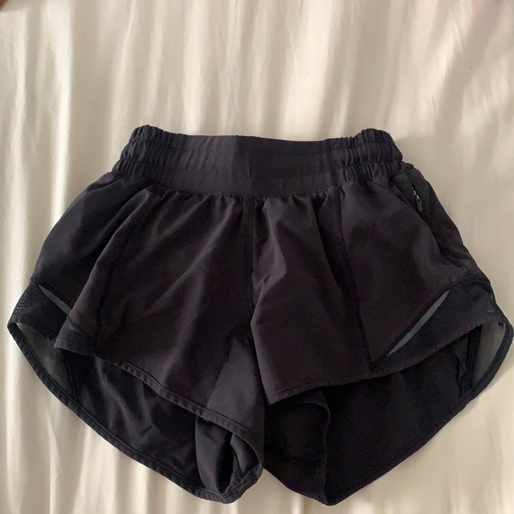 Black lululemon hotly hot shorts 2.5”